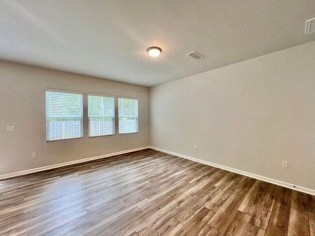 Building Photo - 812 McKenzie Pk Ter