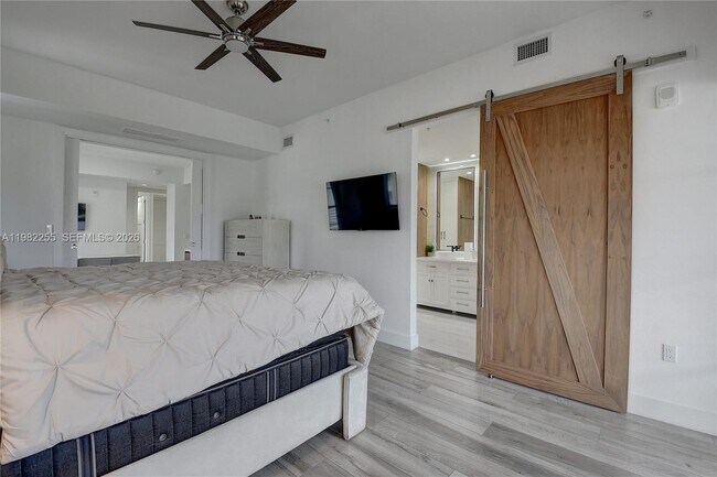 Building Photo - 155 E Boca Raton Rd