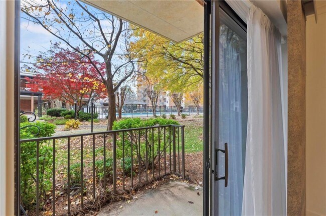 Building Photo - 300 Johnson Ferry Rd