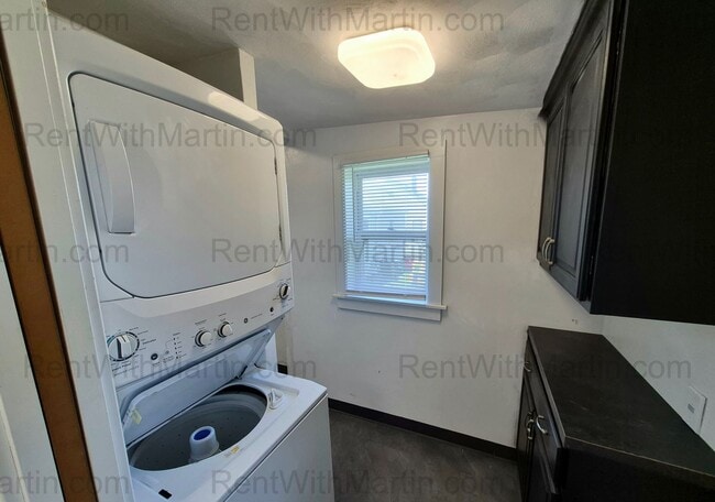 Building Photo - FOR RENT- Beautifully Updated Home Near Golf Course on 4th! Pets ok!!