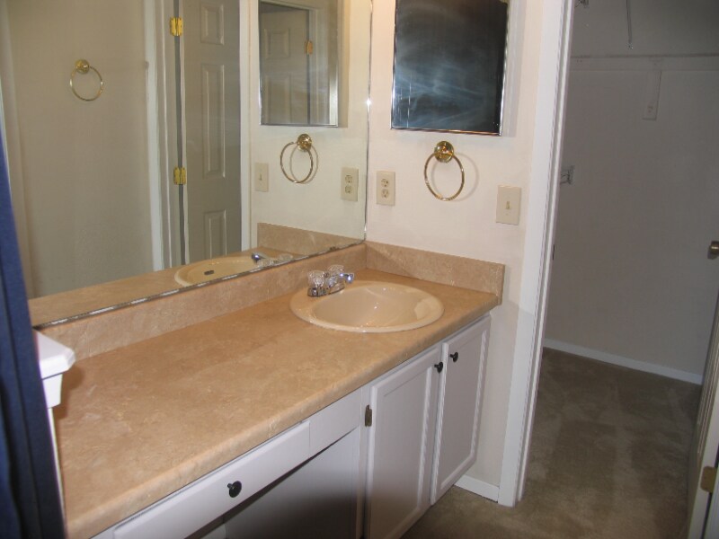 Building Photo - 2228 Palm Dr