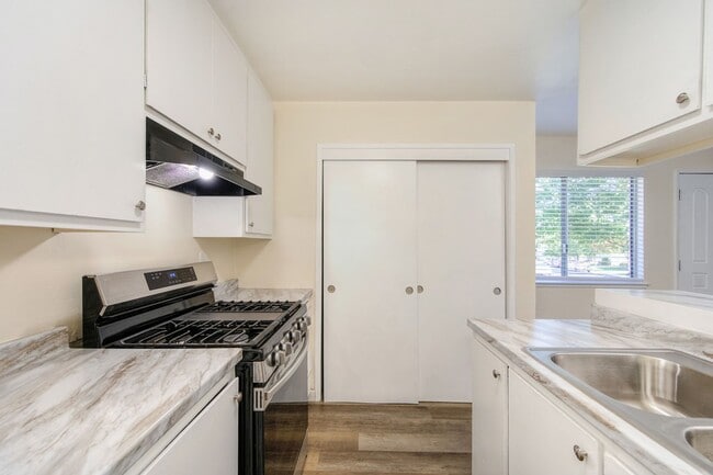 Building Photo - 2 bedroom, 1 bath