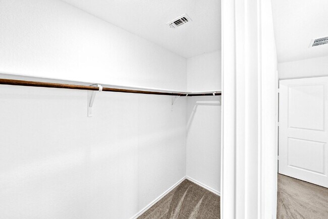 Building Photo - Charming 3-Bedroom Haven with 2 Full Baths