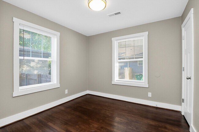 Building Photo - Beautiful 2 Bedroom Belmont Bungalow