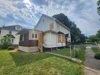 Building Photo - Three Bedroom Single Family Home!