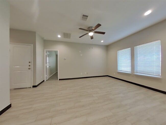 Building Photo - 8523 Aster Gln Wy