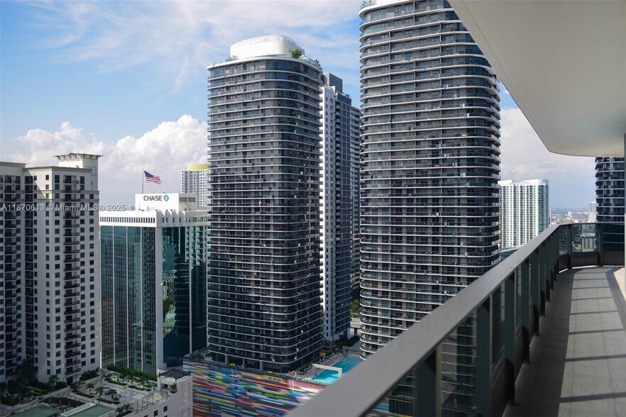 Building Photo - 1000 Brickell Plz