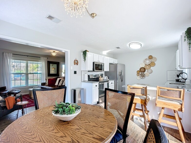 Building Photo - 4131 Eve Dr E