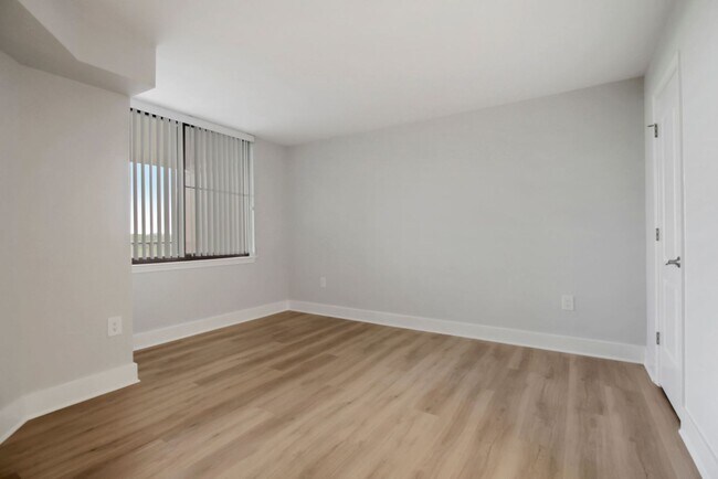 Building Photo - 1 Bed 1 Bath - Rockville Condo - Completel...