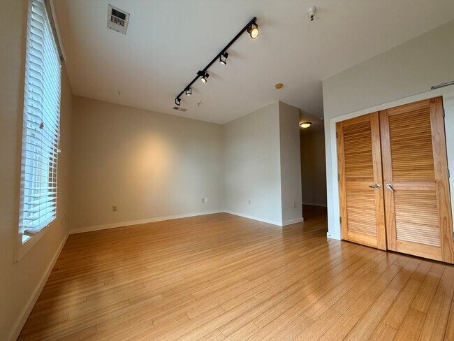 Building Photo - 1706 18th Ave S