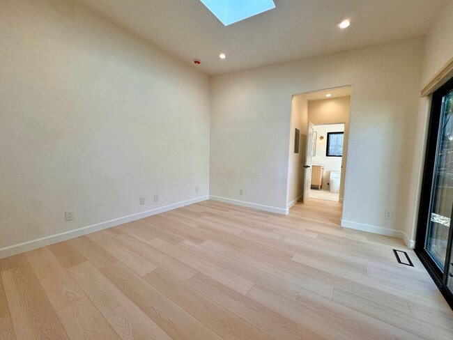 Building Photo - Exquisite Newly Remodeled 3-Bedroom Home i...