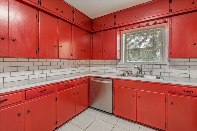 Building Photo - 604 Hayman St