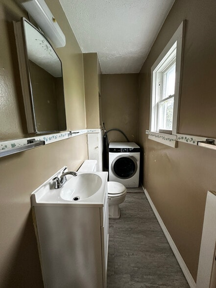 Building Photo - 141 1/2 E North St