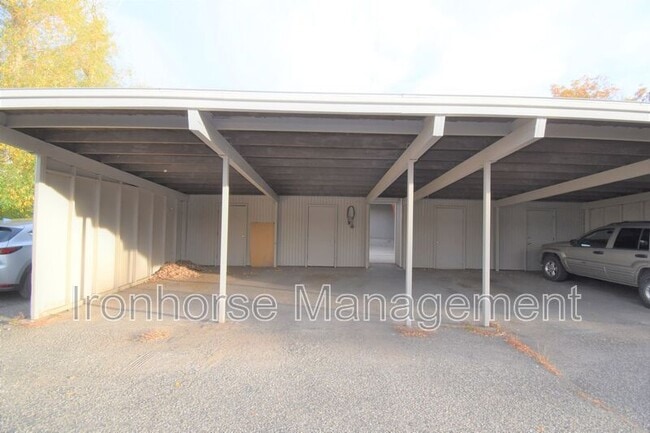 Building Photo - 515 S 15th Ave