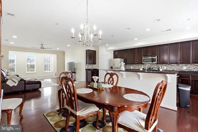 Building Photo - 7931 Crescent Park Dr