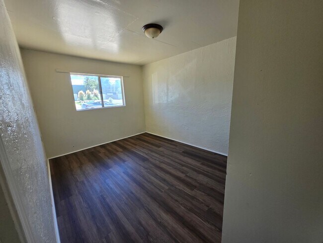 Building Photo - New flooring throughout!