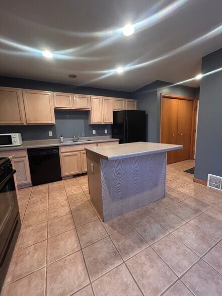 Building Photo - 1829 N Girard Ave