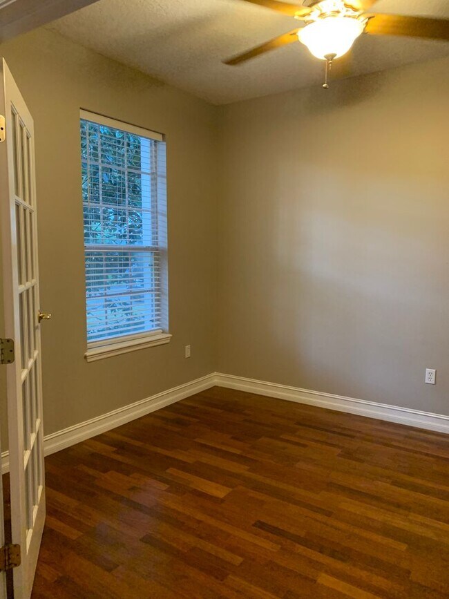 Building Photo - Charming 3/2 home w/ formal office/4th bedroom and fenced yard in Harmony