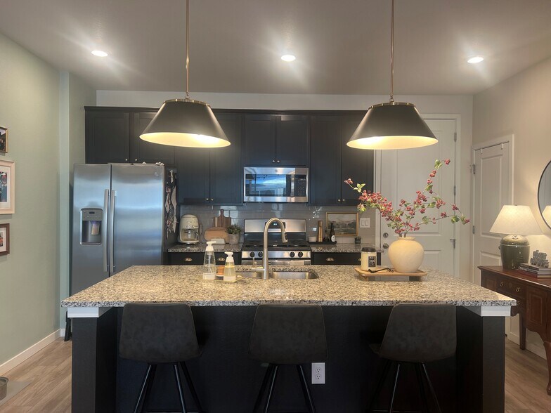 Building Photo - 7487 W Pacific Ln