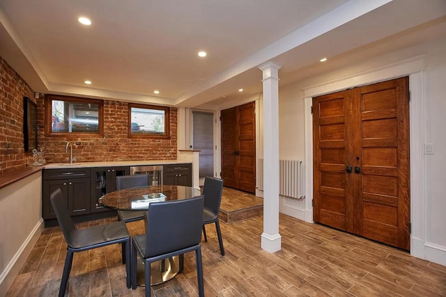 Building Photo - 3 level townhouse w 2br 2.5ba, parking spo...