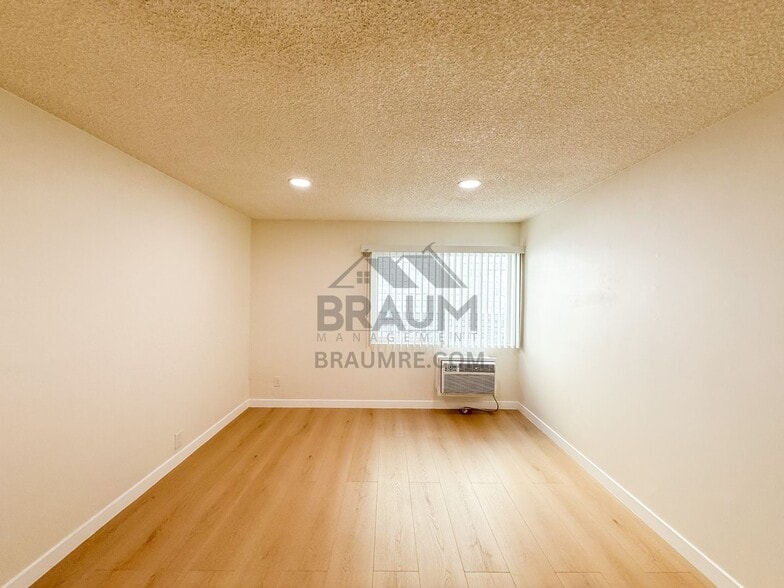 Building Photo - 5461 Kester Ave