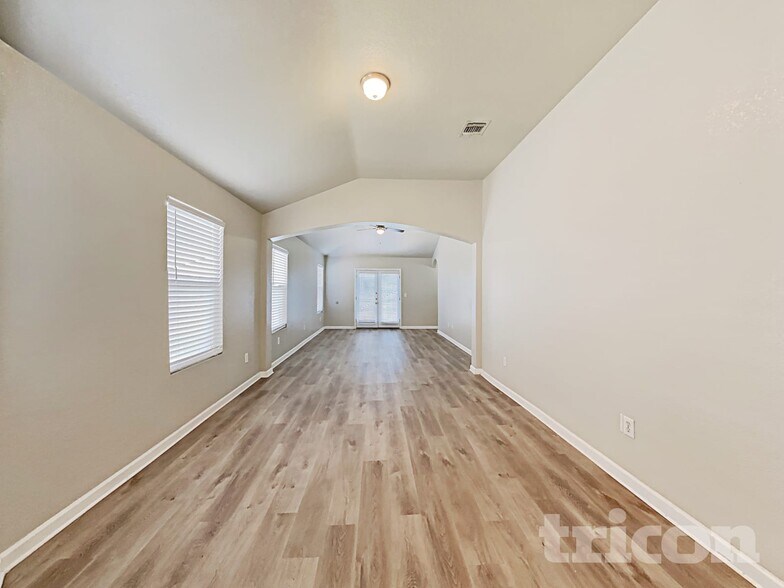 Building Photo - 9822 Vandenberg Way