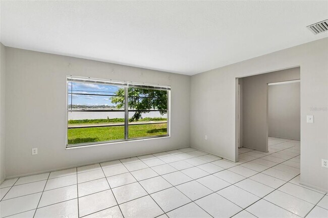 Building Photo - 400 E Silver Star Rd