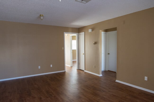 Building Photo - Just Listed 2/1 half duplex home!