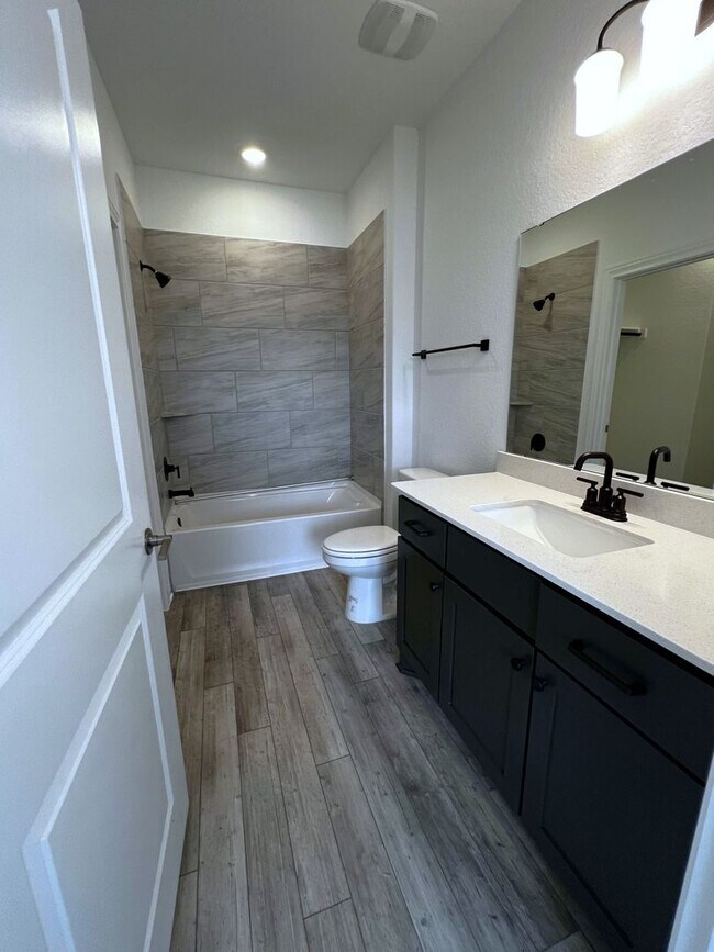 Building Photo - 106 Middle Crk Rd