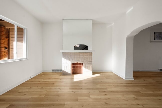 Building Photo - READY FOR MOVE IN! Don't miss this RENOVATED 4-BEDROOM located in Munhall!