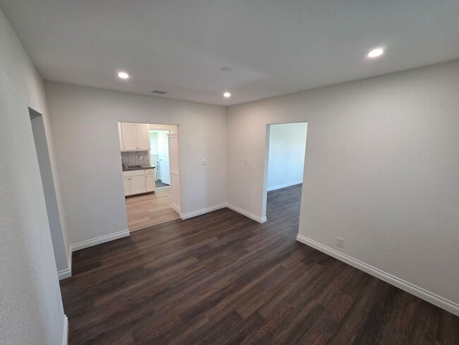 Building Photo - LOOKS JUST LIKE NEW