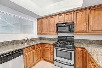 Building Photo - One Bedroom Condo in Montrose/Glendale