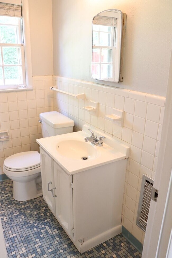 Building Photo - Charming 3-Bedroom + BONUS SUNROOM