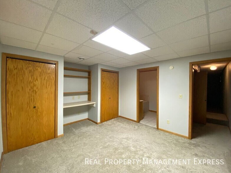 Building Photo - Spacious 4 bedroom 3 bathroom