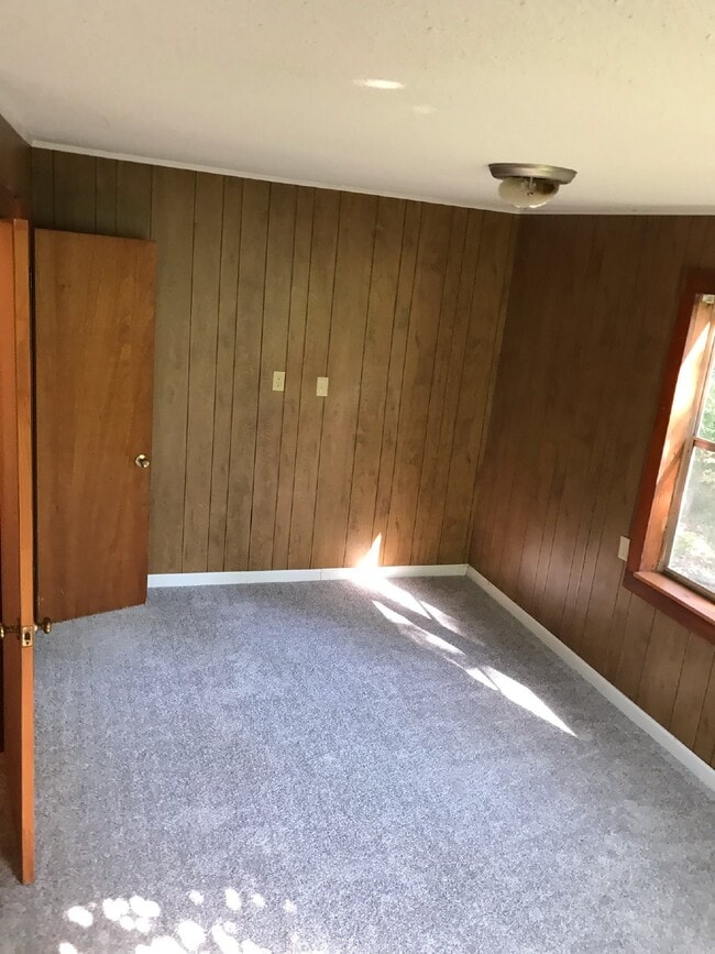 Building Photo - 2 Bedroom, 1 bath apartment in a duplex