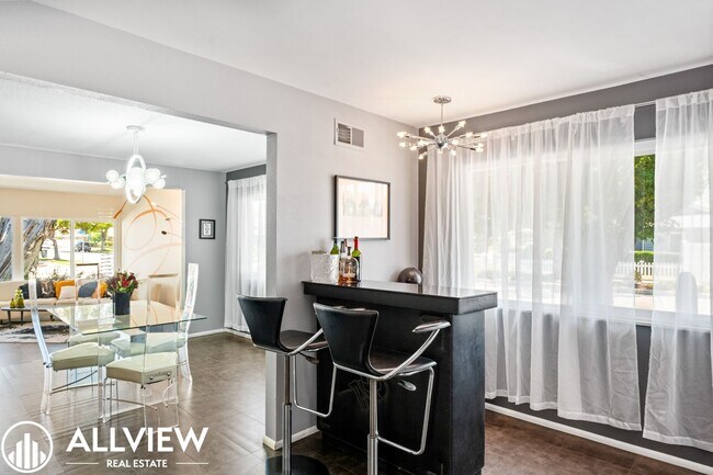 Building Photo - Exquisite 4 Bed 2.5 Bath Home in Orange!