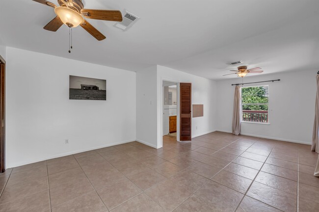 Building Photo - 515 Los Escondidos Rd