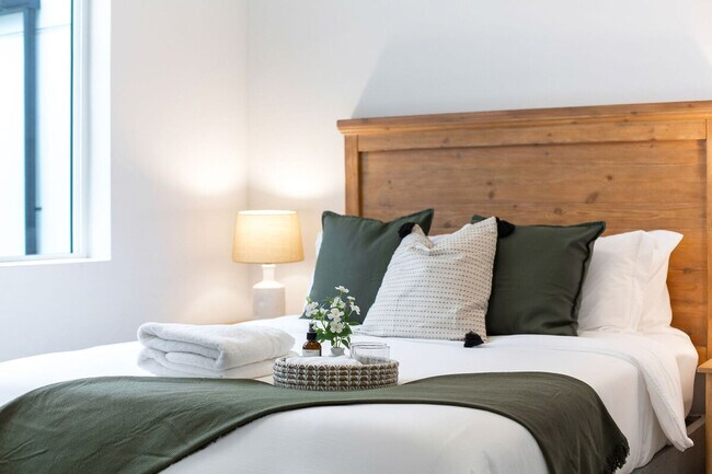 Building Photo - 628 10th Ave E