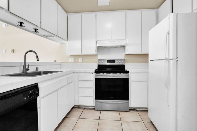 Building Photo - Great three bedroom townhome in UTC!  Avai...