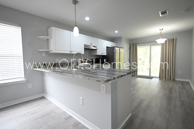 Building Photo - 3/2 in Pensacola!