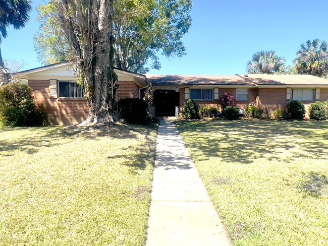 Primary Photo - Quaint 3Bed/ 2.5Bath/ 2 Car Garage Home In...