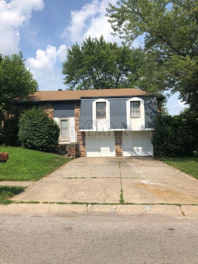 Primary Photo - Spacious 3 bd/2 19716 E Millhaven St, Inde...