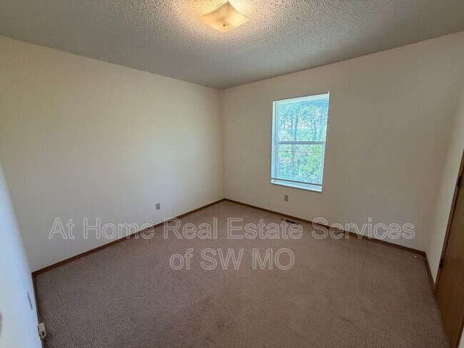 Building Photo - 1189 W Hall St