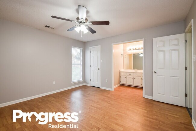 Building Photo - 10712 Oak Cir N