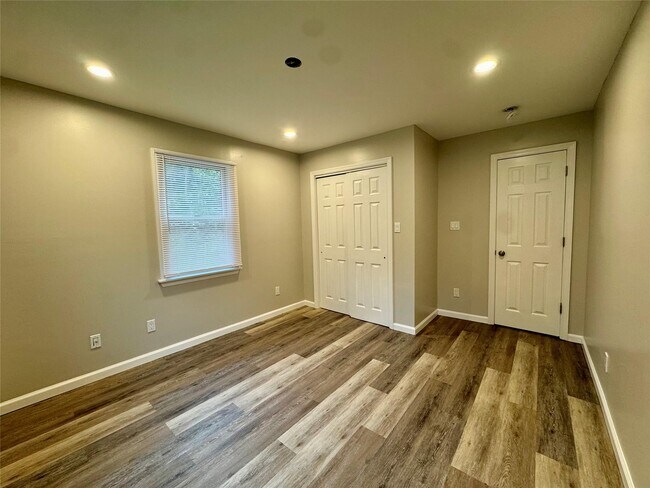Building Photo - 10 Claremont Dr