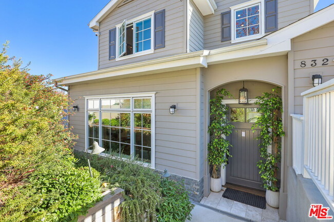 Building Photo - 832 Las Lomas Ave