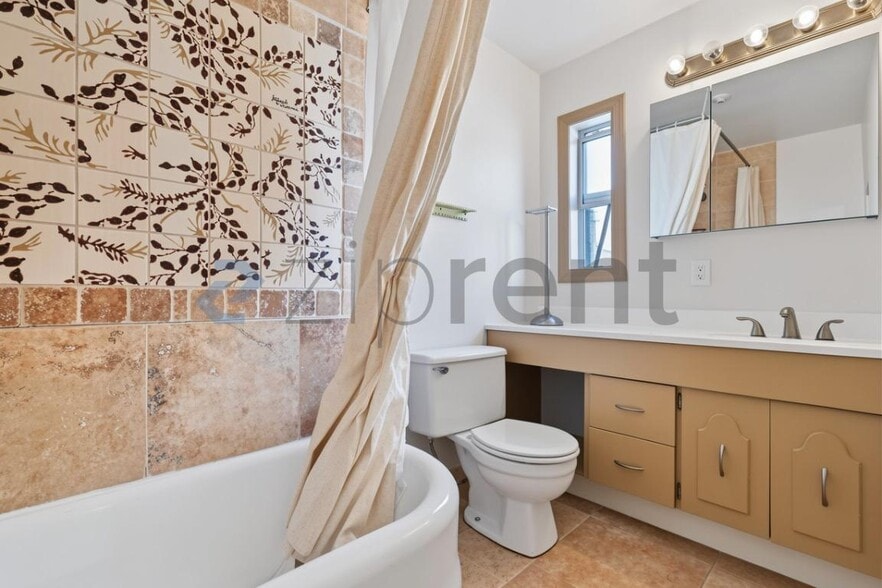 Building Photo - Unit C