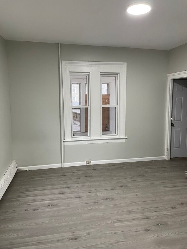 Building Photo - Fully renovated 6 bedroom single family ho...