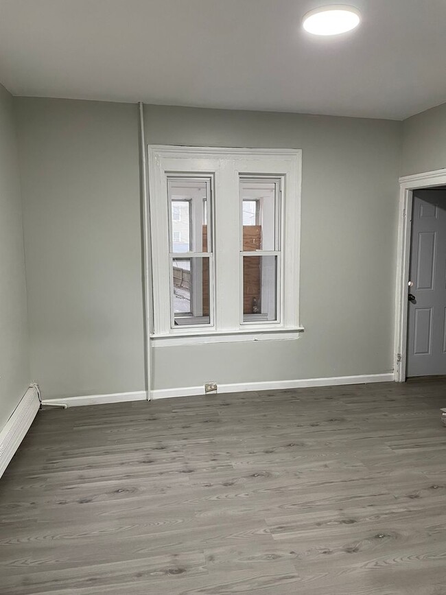 Building Photo - Fully renovated 6 bedroom single family house