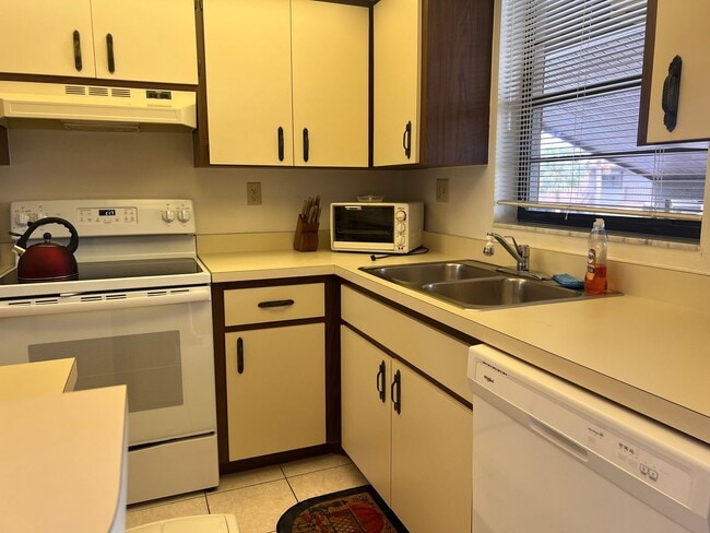 Building Photo - GREAT PRICE!  2BR/1.5 BATH - 2 month minimum rental